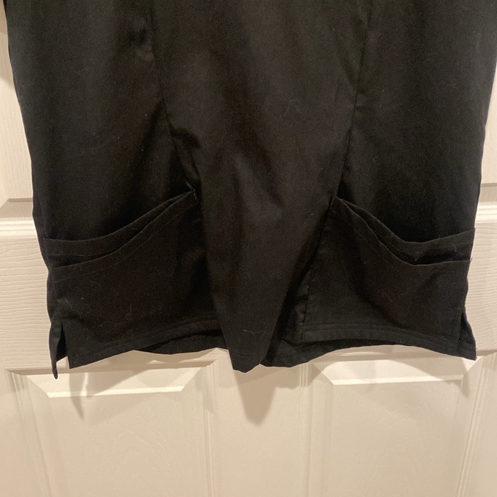 UA Scrubs Black V-Neck Top - Picture 5 of 12